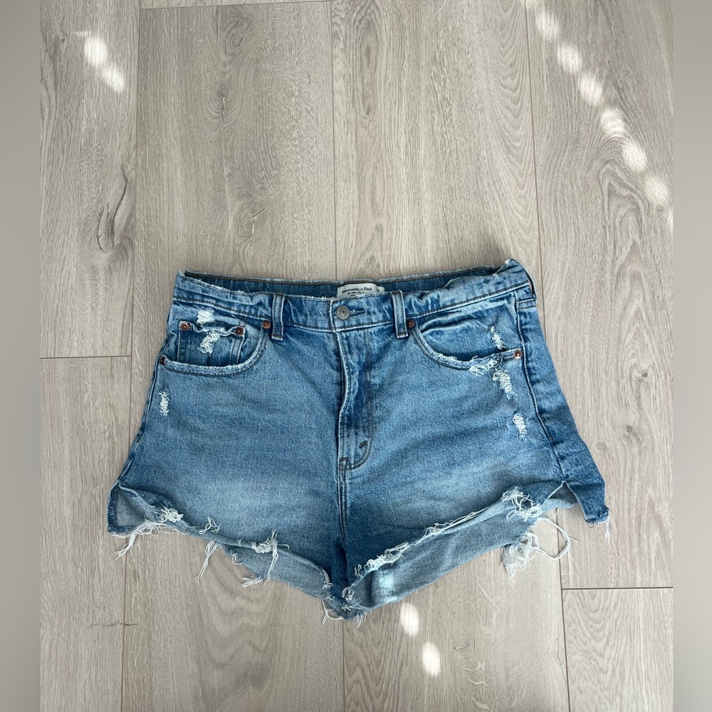 Abercrombie “The mom short”!